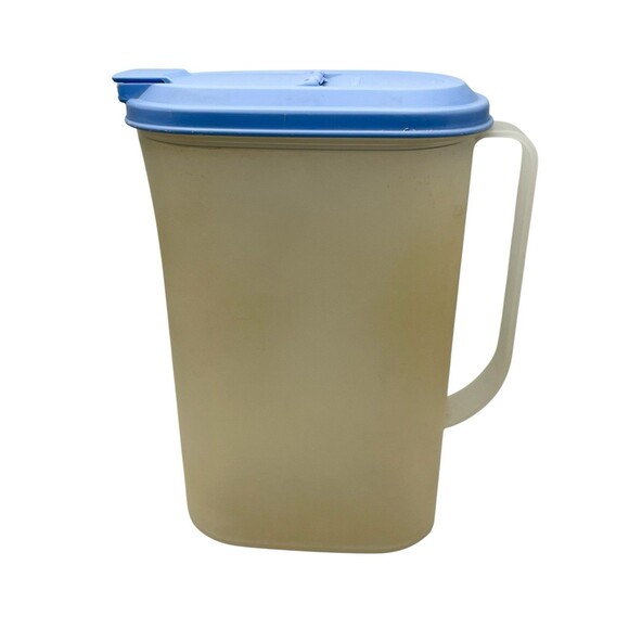 Tupperware Slim Line 2 Quart Pitcher 2009C-1 W/ Blue Flip Top Lid 2010B-1 USA - Picture 2 of 5